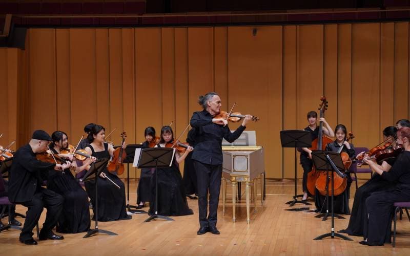 天才型小提琴家奧利弗 · 夏利耶帶領青年樂團演出